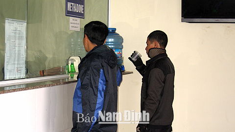 Bệnh nhân uống Methadone tại cơ sở điều trị Methadone huyện Hải Hậu.