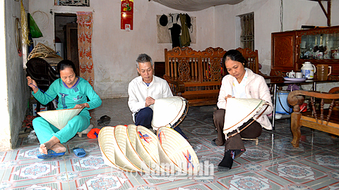 Gia đình bà Tống Thị Thoa, ở xóm 4, xã Nghĩa Minh có nghề làm nón vào lúc nông nhàn, thu nhập trên 2 triệu đồng/người/tháng. 