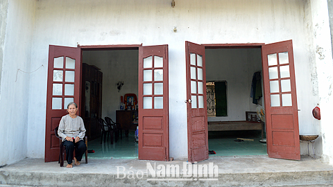 Gia đình ông Trần Văn Thỉ, bà Lê Thị Quẹt, thuộc diện hộ nghèo, ở xóm 9, xã Hải Nam (Hải Hậu) được Quỹ Vì người nghèo huyện hỗ trợ 20 triệu đồng sửa chữa, nâng cấp nhà ở.