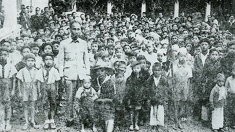 Chủ tịch Hồ Chí Minh thăm thiếu nhi thành phố Nam Định, ngày 11-1-1946.