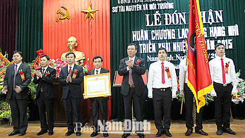 Thừa uỷ quyền của Chủ tịch nước, đồng chí Đoàn Hồng Phong, Phó Bí thư Tỉnh uỷ, Chủ tịch UBND tỉnh trao Huân chương Lao động hạng Nhì cho Sở TN và MT.