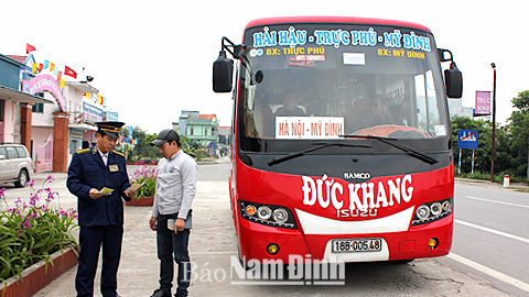 Lực lượng Thanh tra giao thông kiểm tra doanh nghiệp vận tải việc chấp hành các quy định phục vụ hành khách dịp Tết Nguyên đán 2015.