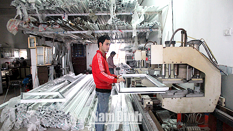 Sản xuất cửa nhựa lõi thép uPVC tại Cty TNHH Thành Lập Lộc, xóm Phố Mới, xã Hải Bắc. 