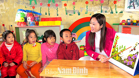 Giáo viên và học sinh Trường Mầm non xã Nghĩa Lạc (Nghĩa Hưng) trong giờ kể chuyện.