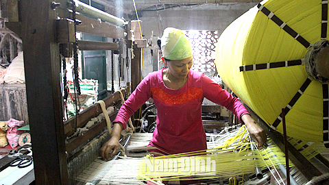 Sản xuất các sản phẩm khăn xuất khẩu tại làng nghề dệt Trung Thắng, xã Nam Thanh (Nam Trực). 