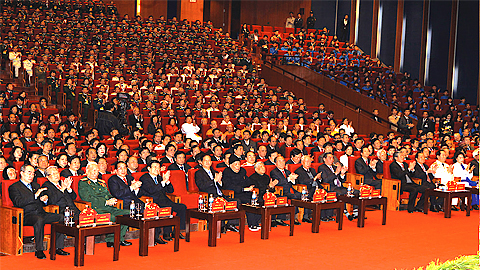 Đông đảo đại biểu và người dân đến tham dự buổi lễ.