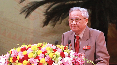 Đảng viên Lê Thiện, 90 năm tuổi đời, 70 năm tuổi Đảng, đại diện cho cán bộ lão thành cách mạng bày tỏ niềm tự hào về những thành tựu to lớn mà dân tộc Việt Nam đã giành được dưới sự lãnh đạo sáng suốt của Đảng và Bác Hồ.