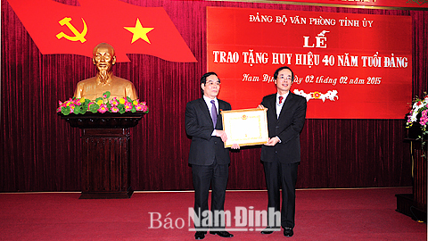 Đồng chí Bí thư Tỉnh uỷ Phạm Hồng Hà trao tặng Huy hiệu 40 năm tuổi Đảng cho đồng chí Phó Bí thư Thường trực Tỉnh uỷ Nguyễn Khắc Hưng.