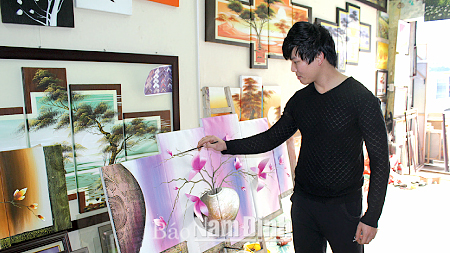 Họa sĩ trẻ Khang Duy giới thiệu các bức tranh vẽ 3D tại gallery tranh Khang Duy, 146 đường Điện Biên (TP Nam Định).