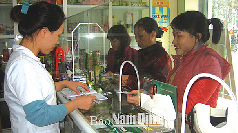 Người dân mua thuốc tại một nhà thuốc trên đường Trần Phú (TP Nam Định).