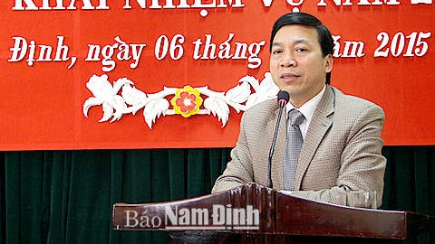 Đồng chí Trần Văn Chung, Phó Bí thư Tỉnh ủy phát biểu tại hội nghị.