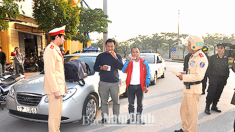 CSGT Công an tỉnh kiểm tra, xử lý vi phạm nồng độ cồn tại Thành phố Nam Định.