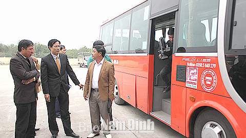 Lãnh đạo Sở GTVT kiểm tra, nhắc nhở doanh nghiệp vận tải hành khách tại Bến xe Nam Định chấp hành nghiêm quy định giảm giá cước và bảo đảm an toàn giao thông. 