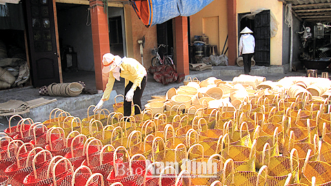 Sản xuất các sản phẩm từ nguyên liệu cói ở làng nghề Đồng Nam, xã Nghĩa Lợi (Nghĩa Hưng).
