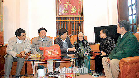 Lãnh đạo xã Mỹ Thắng (Mỹ Lộc) đến thăm, tặng quà Bà mẹ Việt Nam Anh hùng Trần Thị Cõn, 96 tuổi, nhân dịp Tết Nguyên đán Ất Mùi 2015.