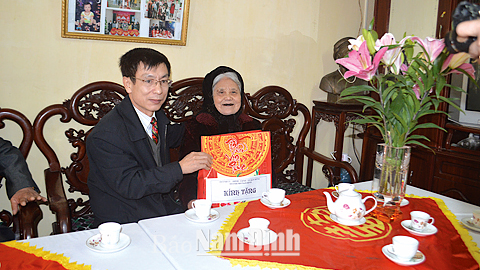 Đồng chí Phạm Đình Nghị, Ủy viên Ban TVTU, Bí thư Thành ủy Nam Định đã đến thăm, chúc Tết, tặng quà cụ Trần Thị Xuân, 89 tuổi, là gia đình liệt sĩ tiêu biểu, ở tổ 11, phường Lộc Hạ.