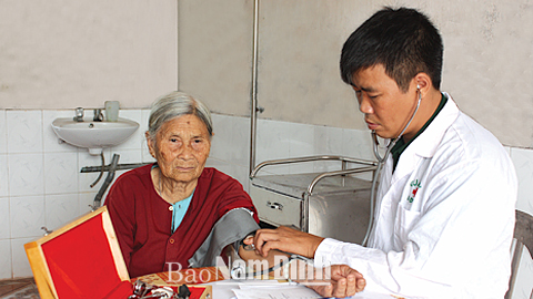 Quân y BĐBP tỉnh khám bệnh, cấp thuốc miễn phí cho bà con nhân dân xã Hải Hòa (Hải Hậu).