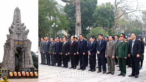 Các đại biểu dâng hương, đặt vòng hoa viếng liệt sỹ tại Đài tưởng niệm các Anh hùng liệt sỹ (TP Nam Định). Ảnh: Minh Tân 