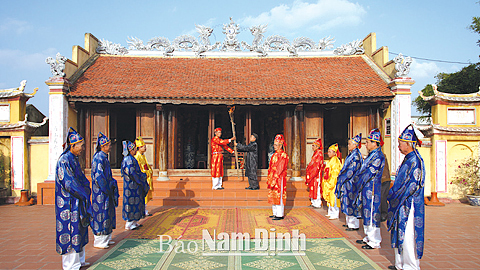 Đội tế nam quan làng Hoành Đông, Thị trấn Ngô Đồng (Giao Thủy) tập luyện nghi thức rước đuốc đêm Giao thừa.