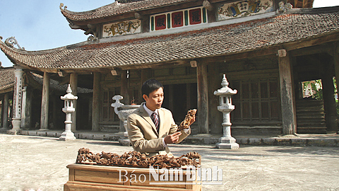 Nghệ nhân Bùi Văn Hinh, làng La Xuyên chuyên sản xuất và cung ứng các sản phẩm gỗ ra thị trường trong nước và các nước Trung Quốc, Thái Lan, Nhật Bản, Tây Ban Nha, Hàn Quốc.