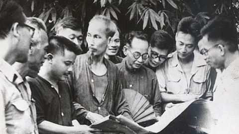 Chủ tịch Hồ Chí Minh và một số vị trong Chính phủ kháng chiến ở Việt Bắc năm 1948. 