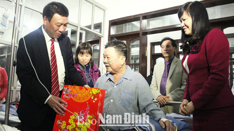 0343: Đồng chí Chủ tịch UBND tỉnh tặng quà, động viên các bệnh nhân nội trú khoa Hồi sức cấp cứu (Bệnh viện Đa khoa Nam Định). Ảnh: Thành Trung
