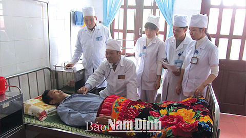 Bác sĩ Hoàng Mạnh Việt, Giám đốc Bệnh viện Đa khoa Hải Hậu khám bệnh cho bệnh nhân. 