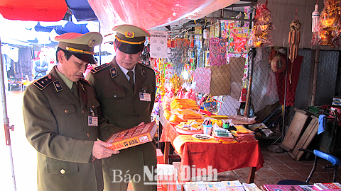 Lực lượng Quản lý thị trường kiểm tra hàng hóa kinh doanh tại khu vực Đền Bảo Lộc, xã Mỹ Phúc (Mỹ Lộc).