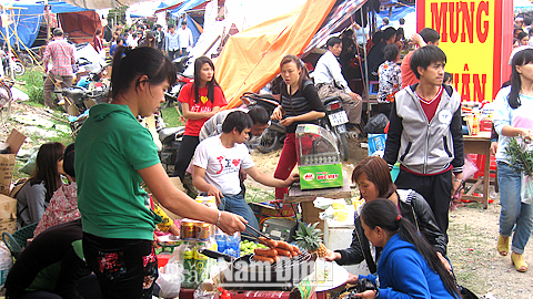 Nhiều cửa hàng kinh doanh đồ ăn ngay tại chợ Viềng Xuân Vụ Bản chưa đảm bảo các yêu cầu về VSATTP.