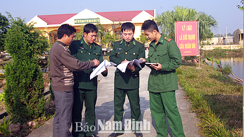 Thượng úy Trần Như Hoàn (thứ hai từ phải sang), đội trưởng đội phòng chống ma túy, Đồn Biên phòng Ba Lạt (Giao Thủy) trao đổi nghiệp vụ với đồng đội.