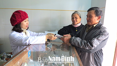 Cấp phát thuốc cho người có BHYT tại Phòng khám khu vực xã Trực Thái (Bệnh viên Đa khoa huyện Trực Ninh).