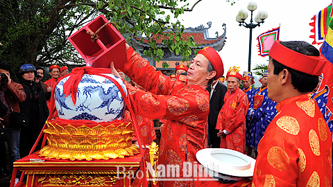 Nghi lễ rước nước, tế cá trong Lễ hội Khai ấn Đền Trần 2015. Ảnh: Xuân Thu