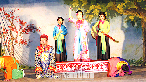 Các nghệ sĩ Nhà hát Chèo Nam Định biểu diễn trích đoạn chèo “Hoàng Phi xử án tham quan” trong vở chèo “Nhất Chính Ỷ Lan”.