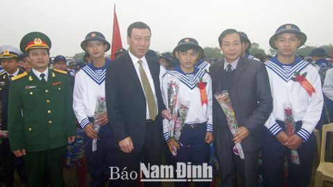 Đồng chí Đoàn Hồng Phong, Phó Bí thư Tỉnh ủy, Chủ tịch UBND tỉnh tặng hoa tân binh huyện Nghĩa Hưng. 