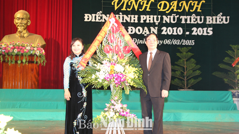 Đồng chí Nguyễn Khắc Hưng, Bí thư Tỉnh ủy tặng hoa chúc mừng cán bộ, hội viên Hội LHPN tỉnh.