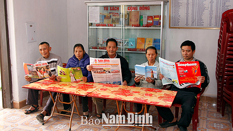 Tủ sách nhà văn hóa xóm 2, xã Hải Trung phong phú về chủng loại sách, báo, tạp chí, đáp ứng nhu cầu đọc của nhân dân.