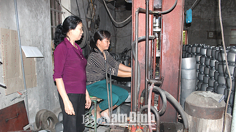 Cơ sở sản xuất các sản phẩm nhôm đúc của chị Trần Thị Chín, xóm Bình Yên tạo việc làm cho 8 lao động nữ với mức thu nhập bình quân 4,5 triệu đồng/người/tháng.