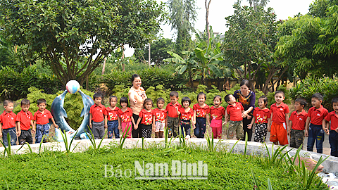 Các em học sinh Trường Mầm non Nghĩa Sơn trong một giờ học tìm hiểu về môi trường.