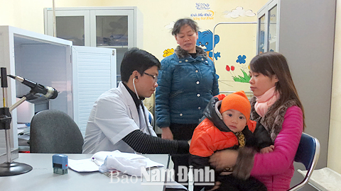 Khám, chữa bệnh cho trẻ em tại Bệnh viện Nhi tỉnh. 