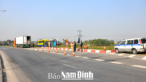 Cảnh sát giao thông, Công an Thành phố Nam Định phối hợp với lực lượng Thanh tra (Sở GTVT) kiểm tra, xử lý vi phạm xe quá tải tại địa phận Quốc lộ 10.