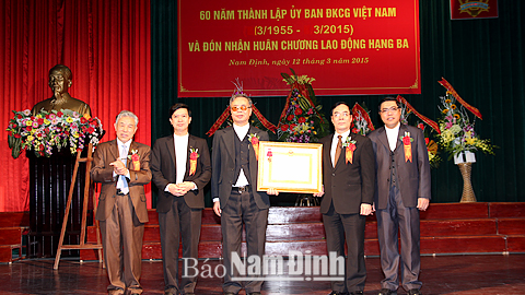 Thừa ủy quyền của Chủ tịch nước, đồng chí Nguyễn Khắc Hưng, Bí thư Tỉnh ủy trao tặng Huân chương Lao động hạng Ba cho Ủy ban ĐKCG tỉnh.