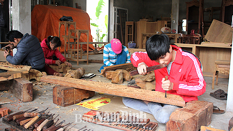 Sản xuất các sản phẩm mộc mỹ nghệ tại cơ sở của anh Hoàng Văn Đoàn, làng nghề Đông Hữu, xã Hải Anh (Hải Hậu).