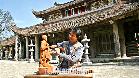 Nghệ nhân làng nghề Nguyễn Văn Đức, xã Yên Ninh (Ý Yên) được phong danh hiệu “Nghệ nhân làng nghề Việt Nam” năm 2010.