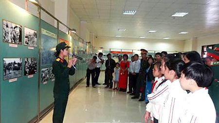 Cán bộ chiến sĩ, học sinh Kon Tum tham quan gian trưng bày. 