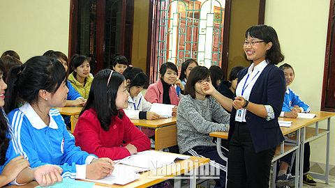Đảng viên trẻ Vũ Thị Thùy Linh, Phó Bí thư Đoàn Thanh niên, Chủ tịch Hội Sinh viên Trường Cao đẳng Sư phạm Nam Định phát động phong trào “Học tập vì ngày mai lập nghiệp” trong sinh viên.