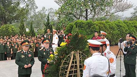 Đoàn đại biểu 700 cựu chiến binh đến đặt vòng hoa tưởng niệm tại Nghĩa trang Liệt sỹ TP. Huế (ngày 15/3). Ảnh: Báo Thừa Thiên-Huế
