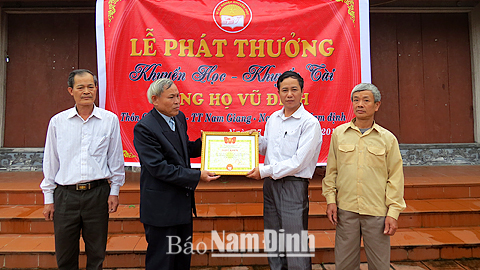 Trong dịp năm mới 2015, dòng họ Vũ Đình, thôn Giáp Nhất, Thị trấn Nam Giang tổ chức khen thưởng cho con cháu trong dòng họ về thành tích xuất sắc trong phong trào khuyến học, khuyến tài.
