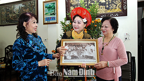 Từ trái sang phải: Nghệ sĩ Hồng Lê, NSƯT Kim Liên, nghệ sĩ Thuý Ngân (nguyên diễn viên Đoàn Chèo Nam Hà) tham gia vở diễn “Trần Quốc Toản ra quân” năm 1965.