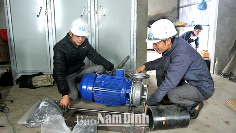 Kiểm tra chất lượng thiết bị máy bơm nước trước khi lắp đặt tại nhà máy nước Nghĩa Minh do Cty CP Tư vấn Đầu tư xây dựng Hải Nam là chủ đầu tư.