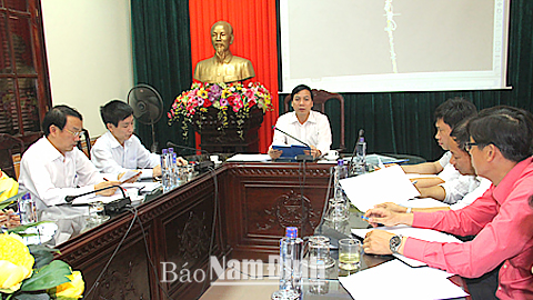Đồng chí Trần Văn Chung, Phó Bí thư Thường trực Tỉnh ủy trong buổi làm việc với lãnh đạo Thành phố Nam Định.